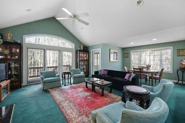 $579,900 | 300 Pinehurst Drive, Unit 300, East Longmeadow, MA 01028