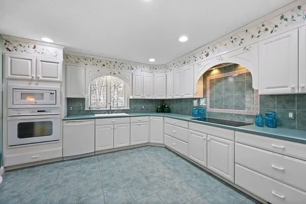 $579,900 | 300 Pinehurst Drive, Unit 300, East Longmeadow, MA 01028