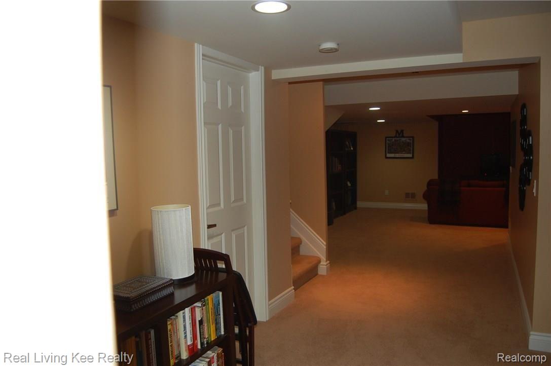 305 Taylor Avenue Rochester, MI 48307 - Photo 42 of 55 NEWER CARPETING
