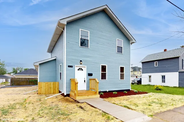 a view of a house with a backyard