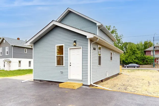 a view of backyard of house