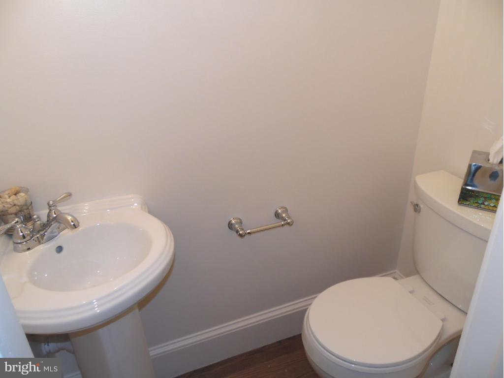 246 10th Street Northeast Washington, DC 20002 - Photo 4 of 29 Bath