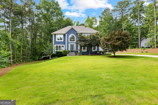 a view of a house with a yard