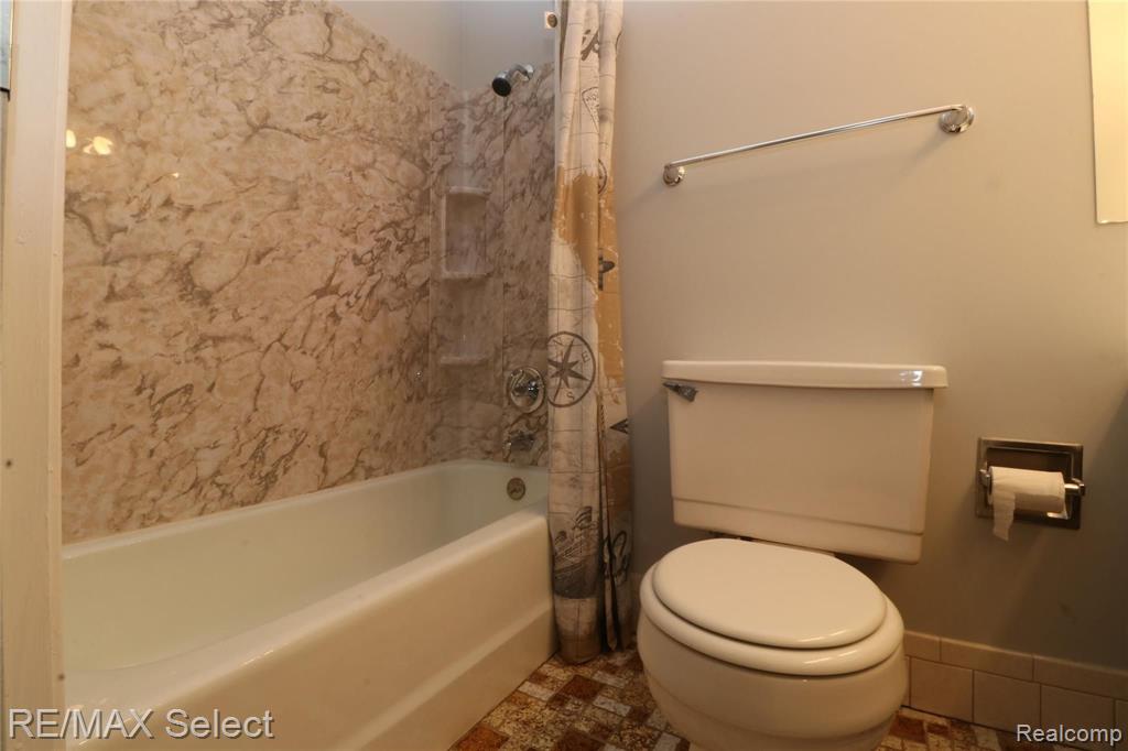 3231 West Hill Road Flint, MI 48507 - Photo 28 of 34