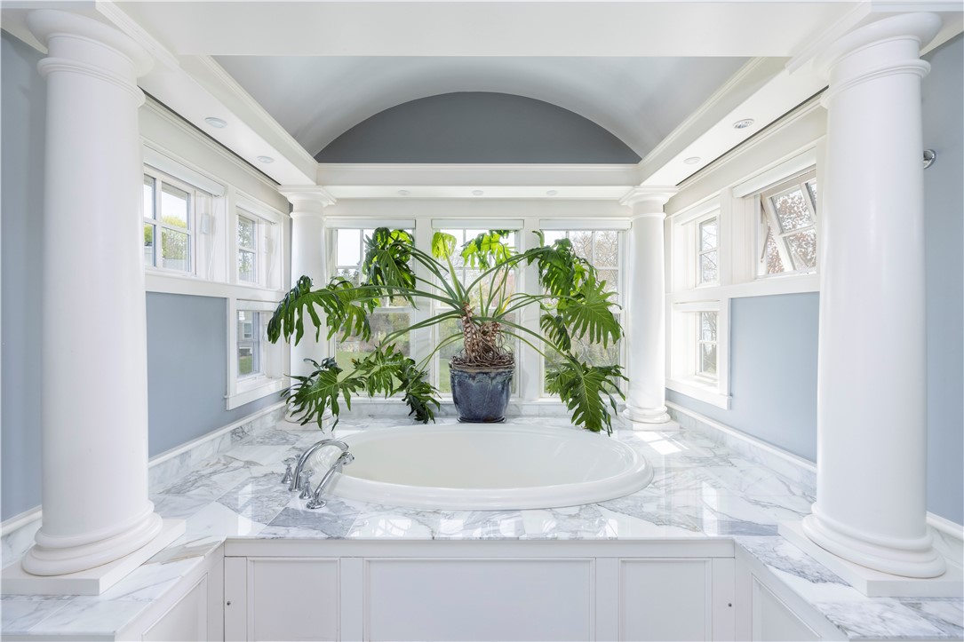 196 Channel View Warwick, RI 02889 - Photo 34 of 50 Spa tub.