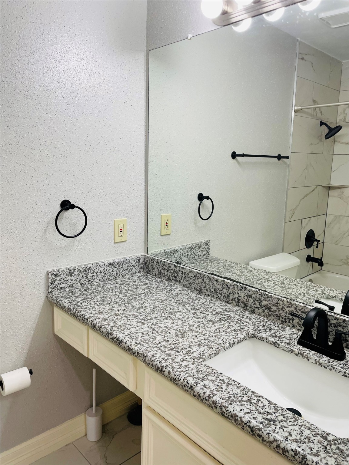 2002 Gentryside Drive, Unit 110 Houston, TX 77077 - Photo 13 of 18 Primary Restroom