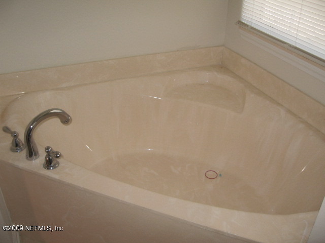 907 Silver Spring Court St. Augustine, FL 32092 - Photo 16 of 17 a bathroom with a bathtub