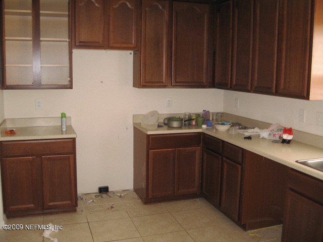 907 Silver Spring Court St. Augustine, FL 32092 - Photo 5 of 17 a kitchen with a sink and cabinets