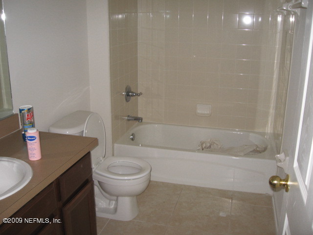 907 Silver Spring Court St. Augustine, FL 32092 - Photo 10 of 17 a bathroom with a sink a toilet and shower