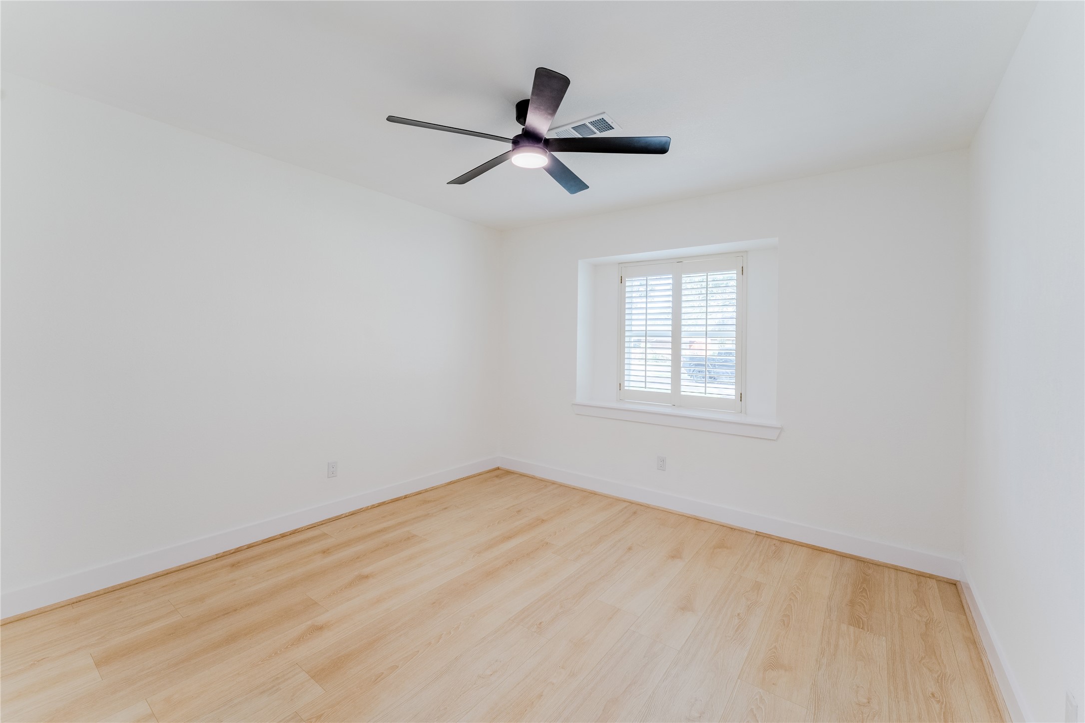 6027 Valkeith Drive Houston, TX 77096 - Photo 25 of 31 a view of empty room with ceiling fan