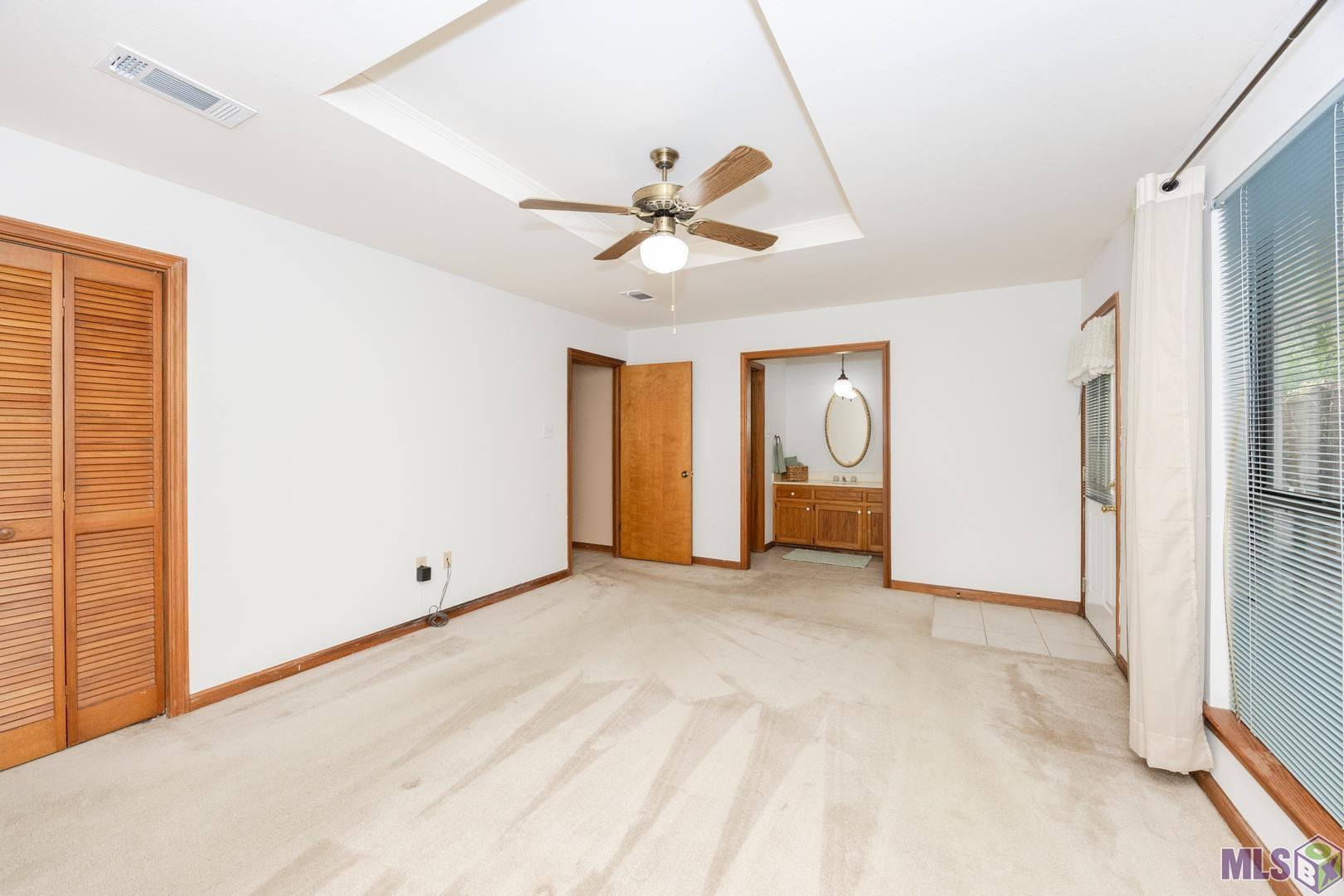 15465 Summerwood Avenue Baton Rouge, LA 70817 - Photo 20 of 31 Master Bedroom with EnSuite Bathroom