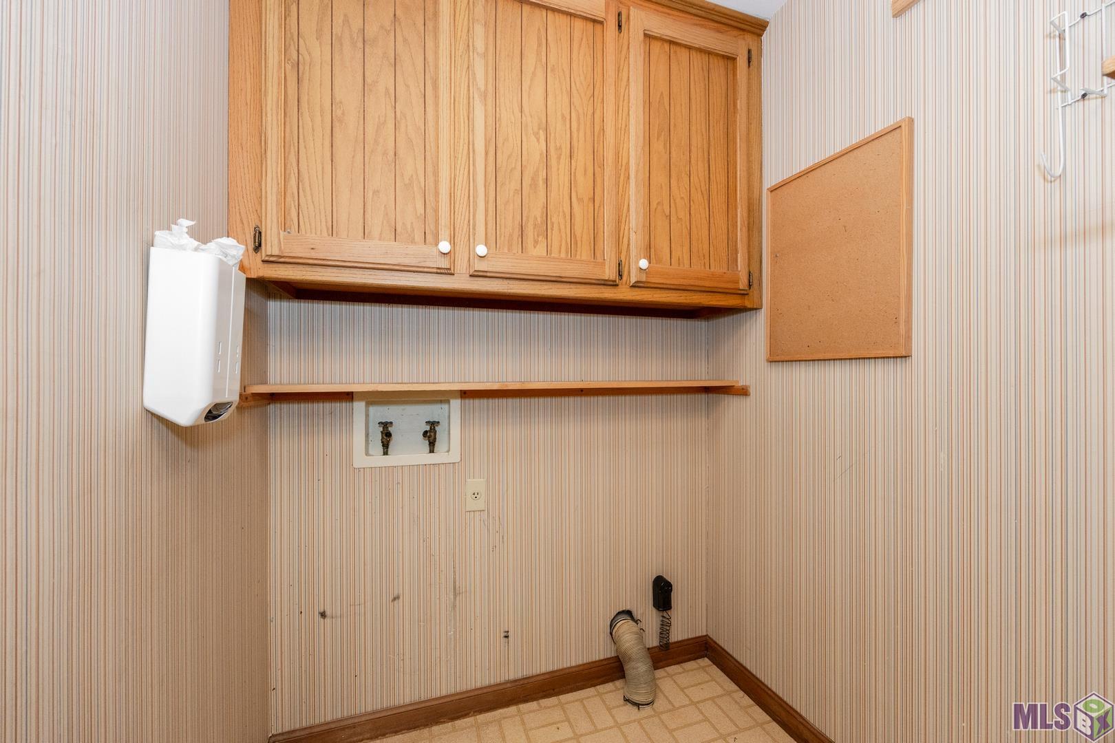 15465 Summerwood Avenue Baton Rouge, LA 70817 - Photo 22 of 31 Laundry Room Off the Kitchen