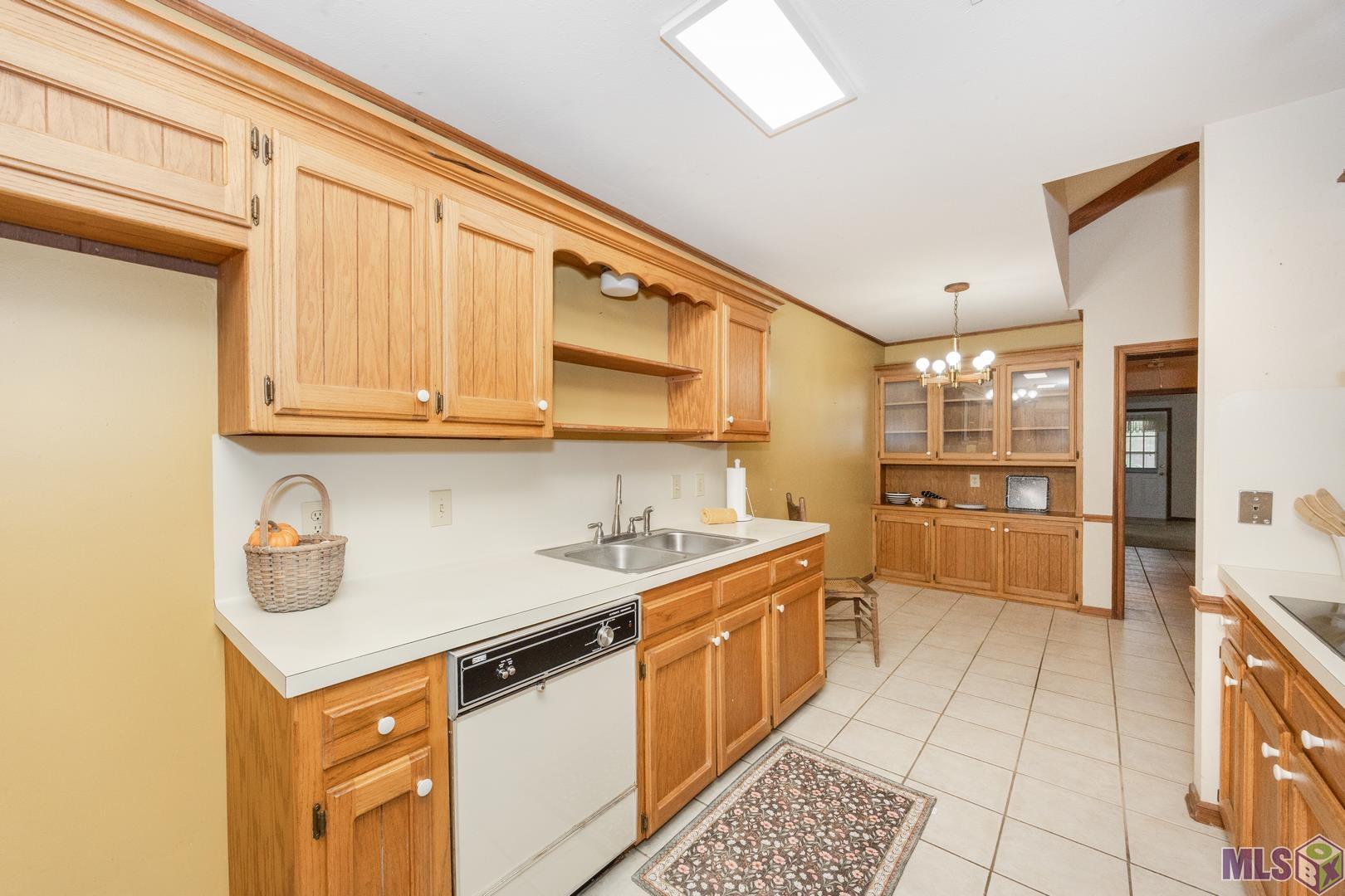 15465 Summerwood Avenue Baton Rouge, LA 70817 - Photo 10 of 31 Spacious Kitchen