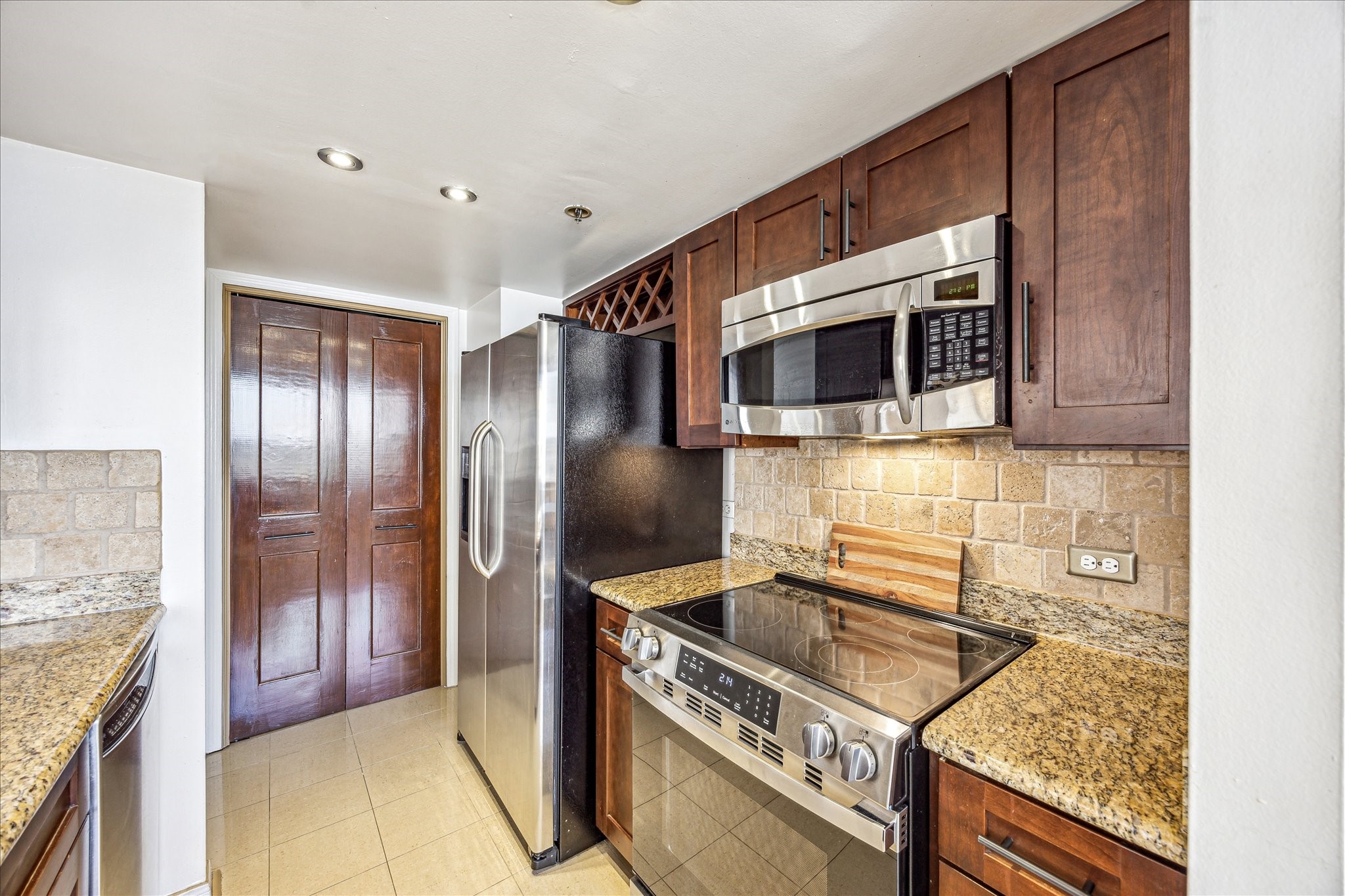 3525 Sage Road, Unit 1010 Houston, TX 77056 - Photo 14 of 34 Stainless steel appliances including refrigerator/freezer, 4-burner glass cooktop range with conventional oven below, built in microwave, and dishwasher all stay with the unit.