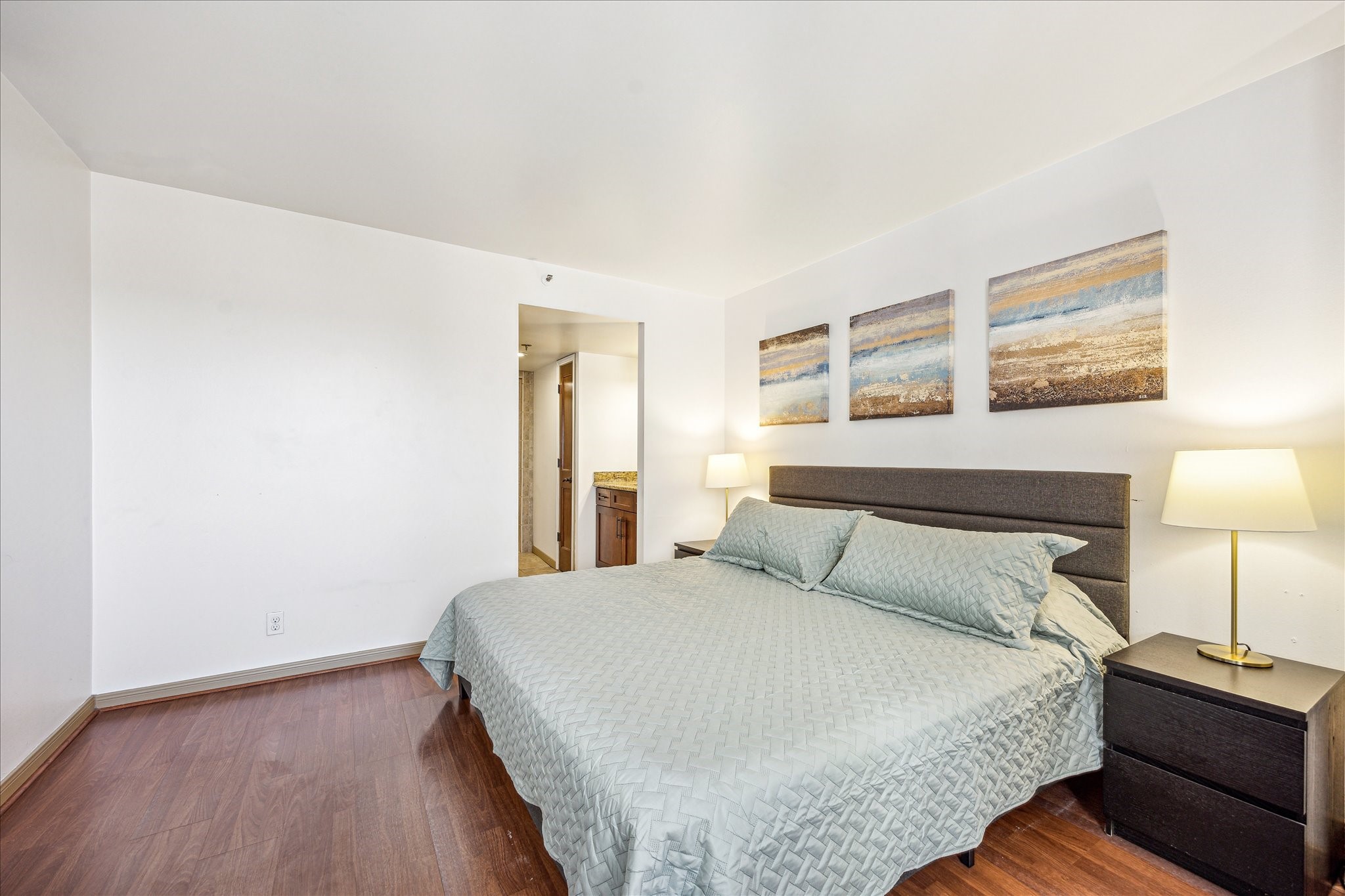 3525 Sage Road, Unit 1010 Houston, TX 77056 - Photo 18 of 34 The owner's suite, complete with a private en-suite bath, features laminate flooring.