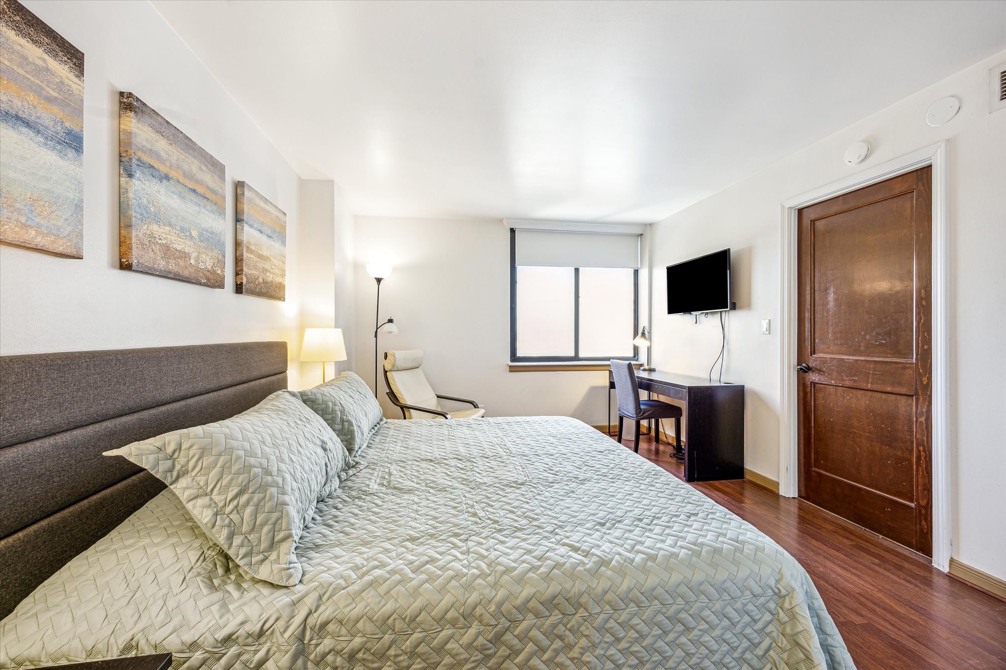 3525 Sage Road, Unit 1010 Houston, TX 77056 - Photo 19 of 34 The owner's suite, complete with a private en-suite bath, features laminate flooring.