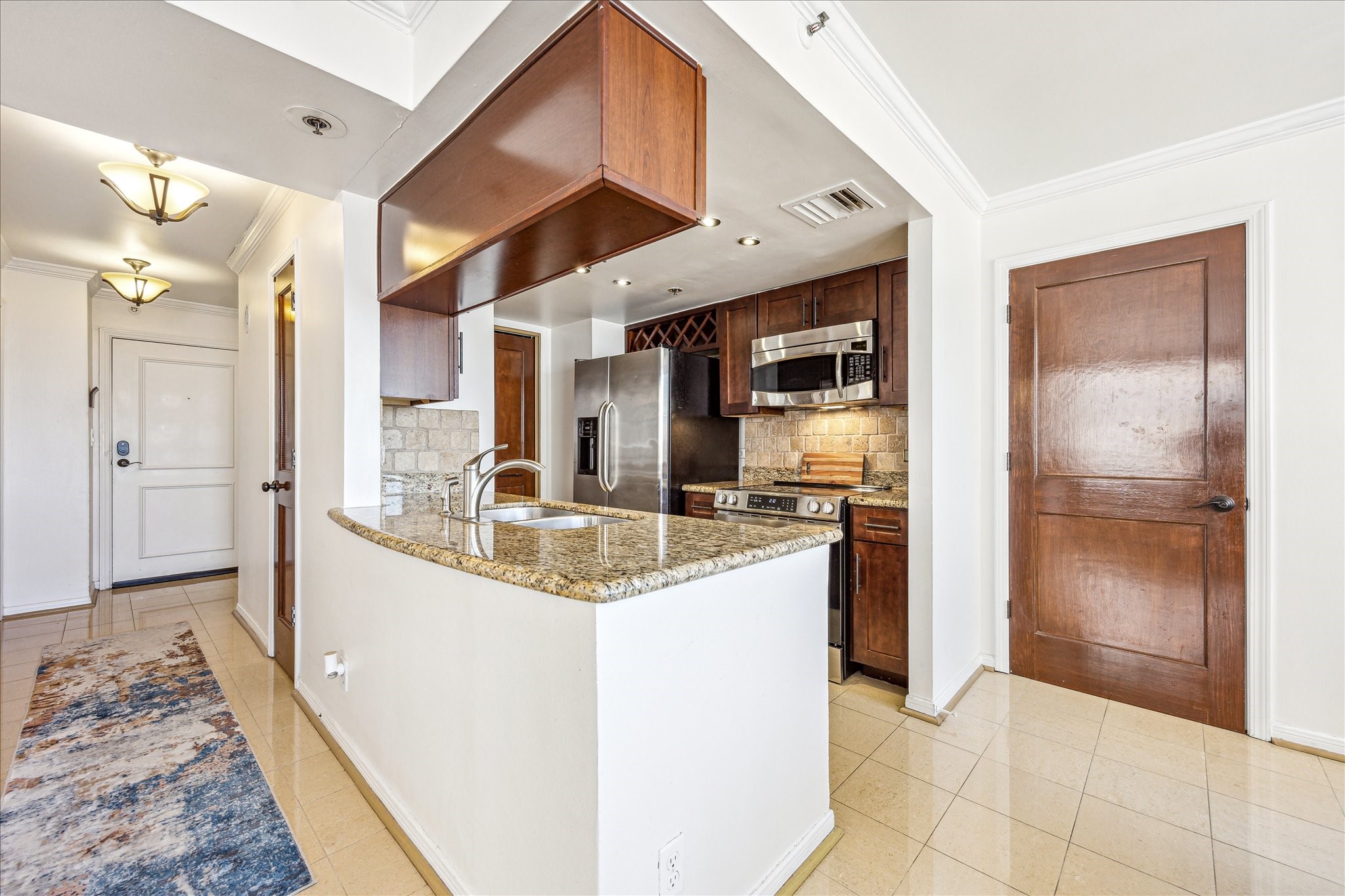 3525 Sage Road, Unit 1010 Houston, TX 77056 - Photo 6 of 34 A welcoming view of the front entrance, foyer, and kitchen layout.