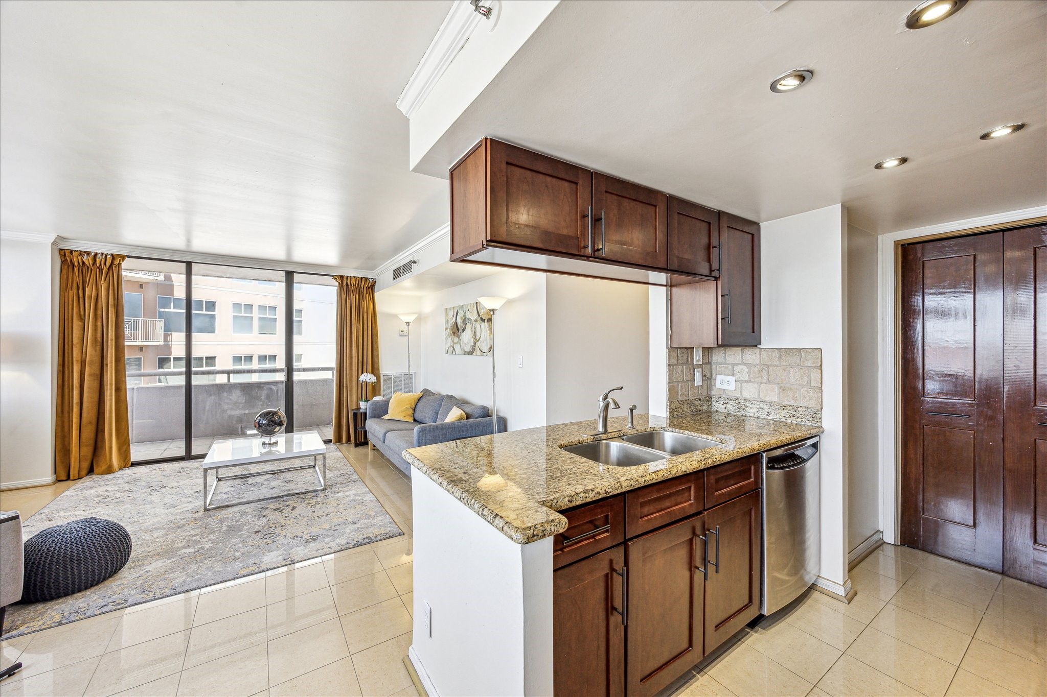 3525 Sage Road, Unit 1010 Houston, TX 77056 - Photo 7 of 34 Neutral paint tones throughout the home provide versatile options for furniture placement and décor.