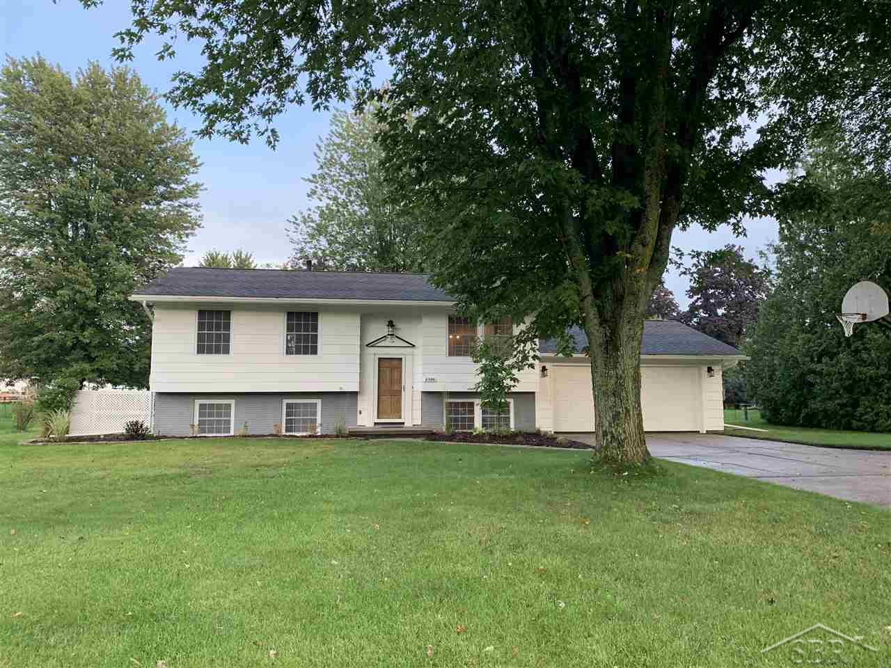 8596 North Gleaner Road Freeland, MI 48623 - Photo 1 of 38 31396482.JPG