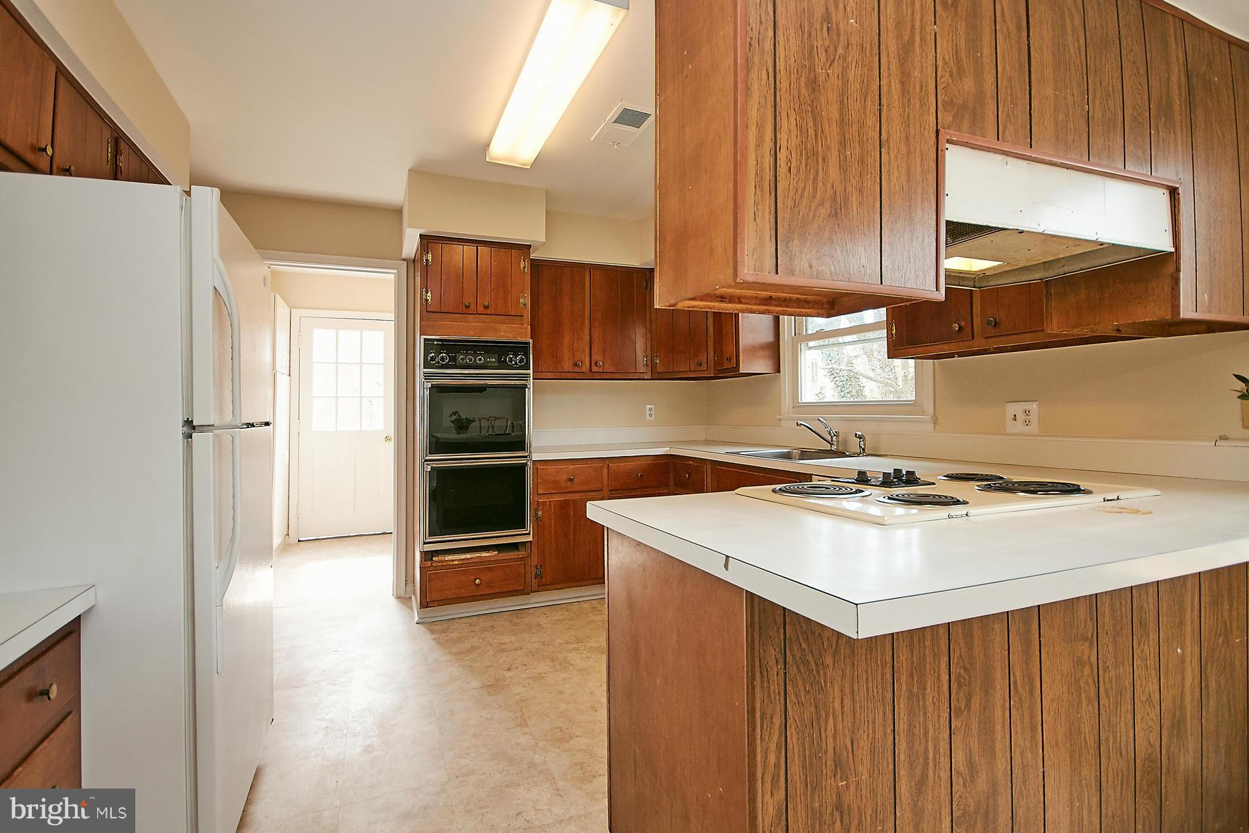 1744 Lockerbie Lane Vienna, VA 22182 - Photo 10 of 30 a kitchen with a stove a refrigerator and a sink