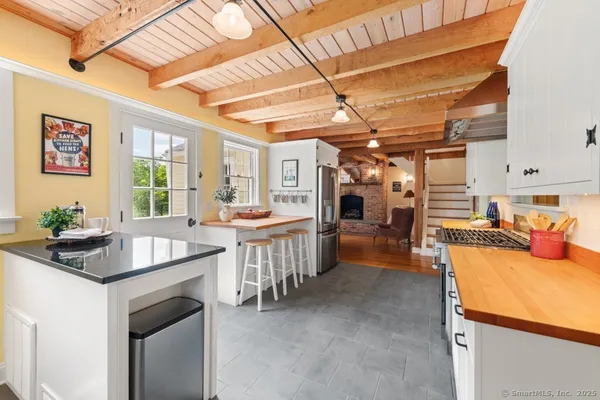 a kitchen that has a lot of cabinets in it