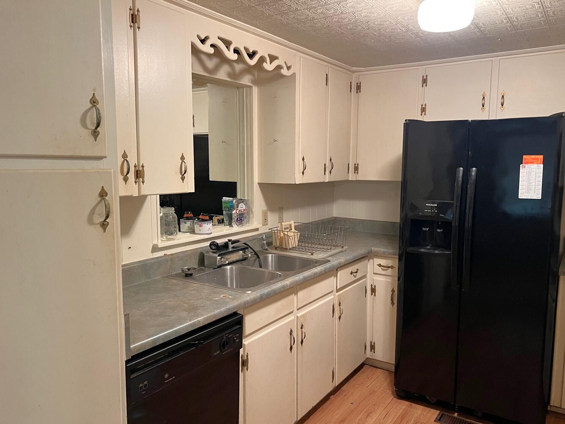 401 Mims Road DeFuniak Springs, FL 32433 - Photo 23 of 78 a kitchen with a sink stove and refrigerator