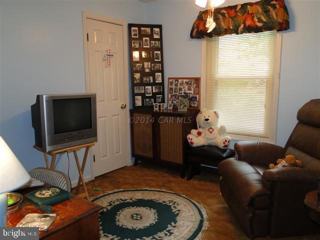 172 Windjammer Road Ocean Pines, MD 21811 - Photo 9 of 24 a living room with furniture and a flat screen tv