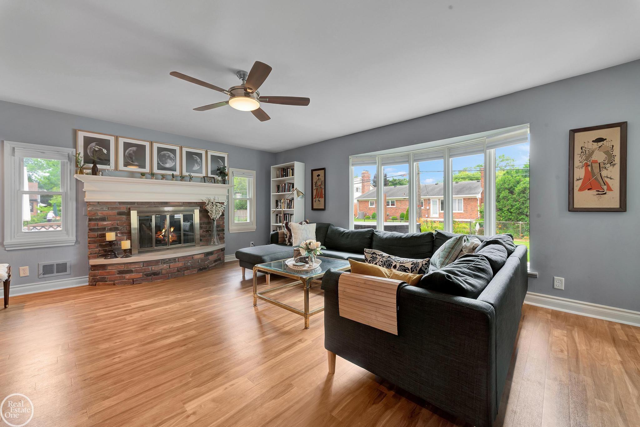 951 Hampton Road Grosse Pointe, MI 48236 - Photo 8 of 85 50147430-87f5b553-9c0d-456c-8bd3-f8877aec40d5.JPG
