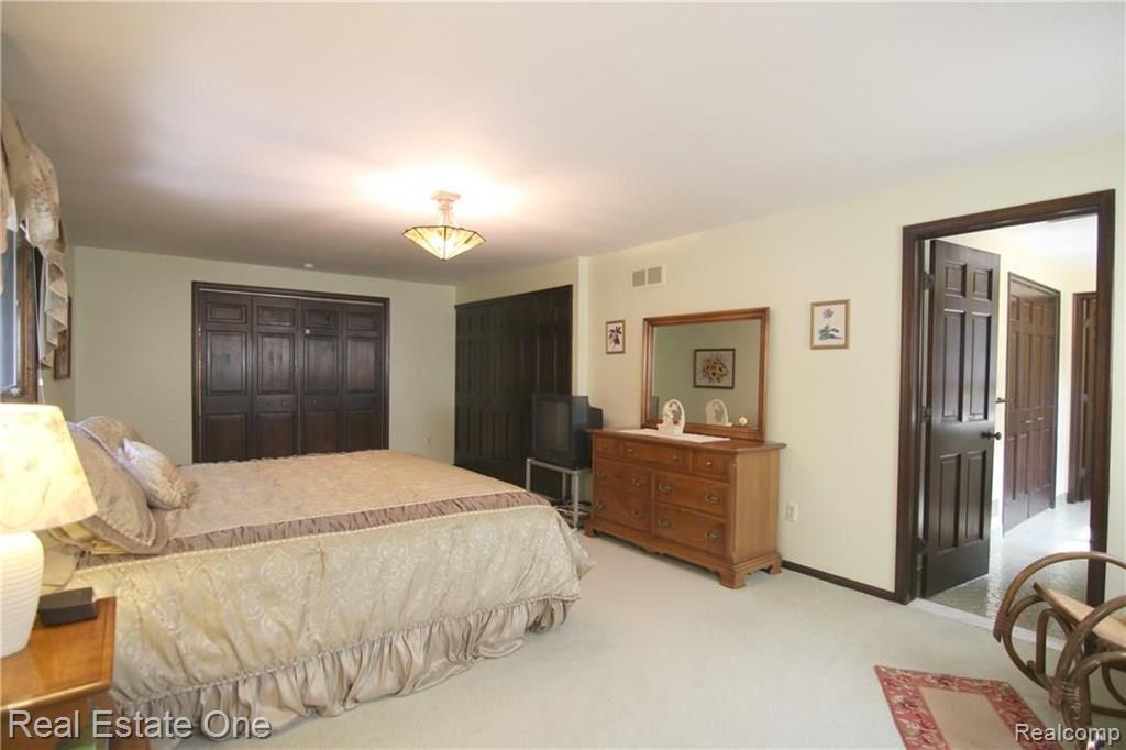 28053 Inkster Road Farmington Hills, MI 48334 - Photo 24 of 46