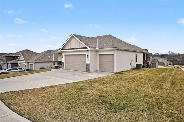 $569,950 | 8715 Northwest 74th Terrace, Kansas City, MO 64152