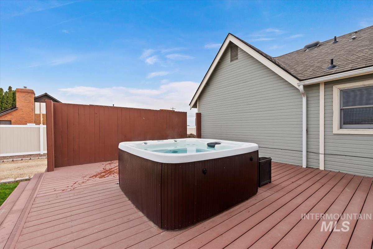 7790 Ustick Road Nampa, ID 83687 - Photo 24 of 41 Wooden terrace featuring a hot tub