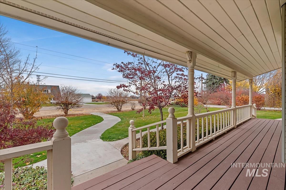 7790 Ustick Road Nampa, ID 83687 - Photo 31 of 41 Porch featuring a yard