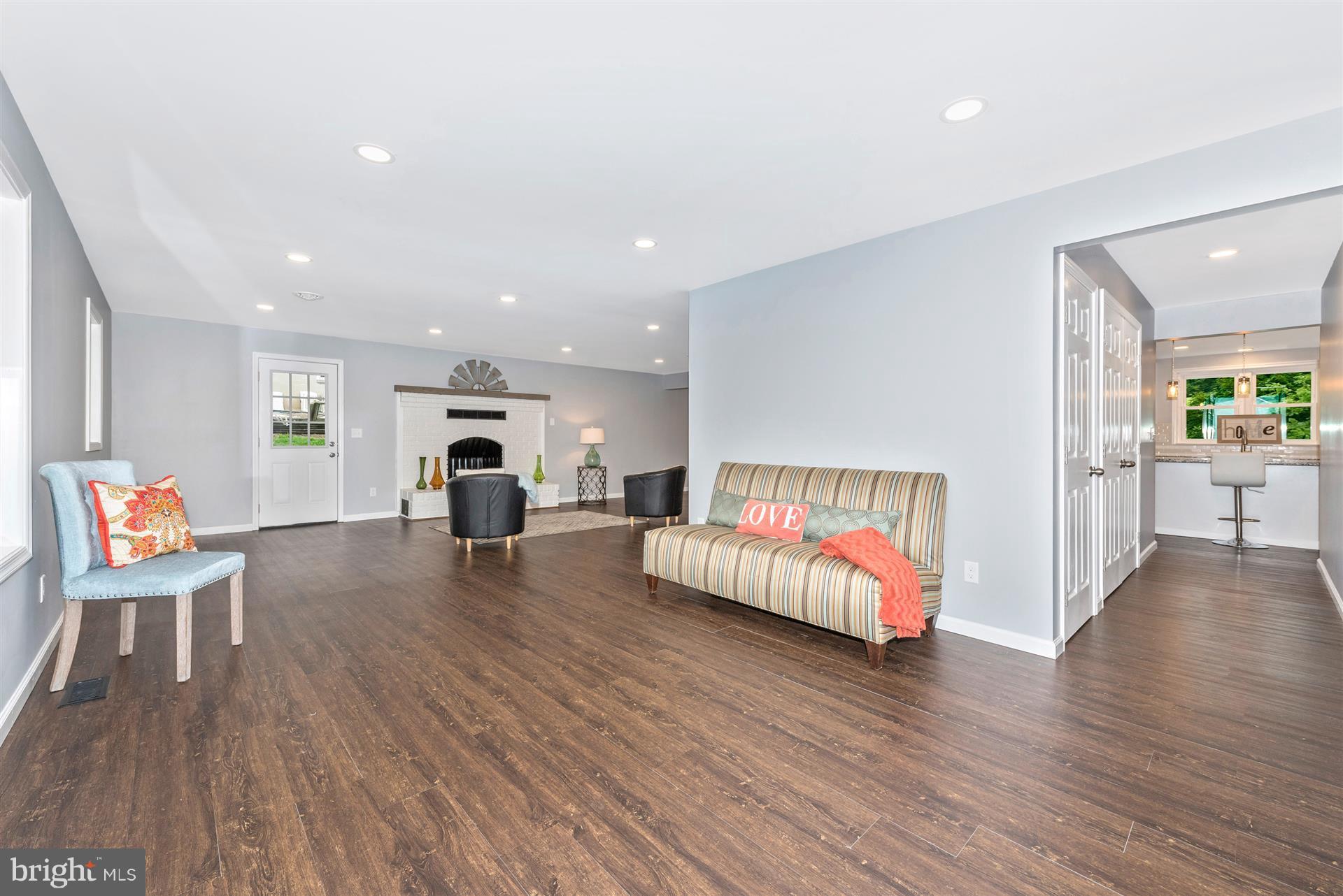 10713 Dorcus Road Woodsboro, MD 21798 - Photo 7 of 30 Living Room