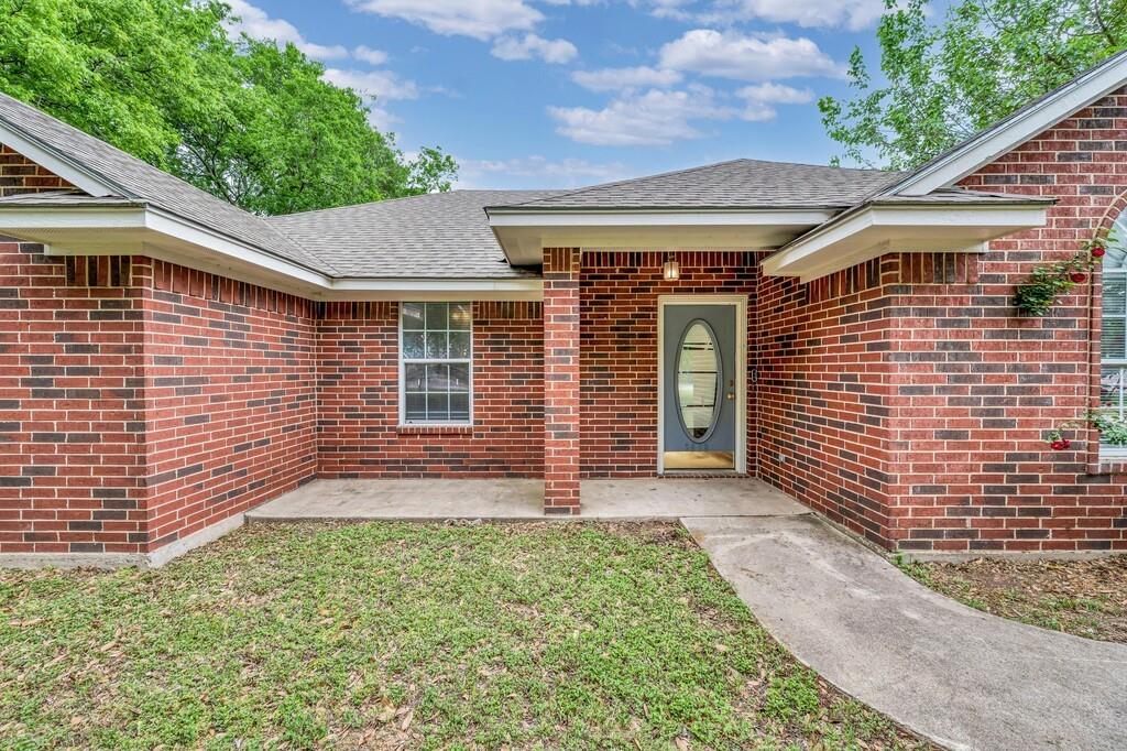 2618 South 2nd Street Waco, TX 76706 - Photo 4 of 40 a front view of a house with garden