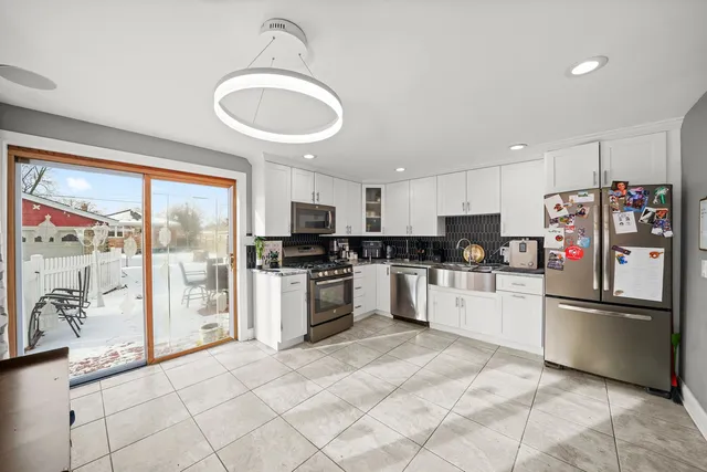 $397,000 | 9016 South 48th Court, Oak Lawn, IL 60453