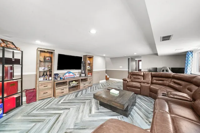 $397,000 | 9016 South 48th Court, Oak Lawn, IL 60453