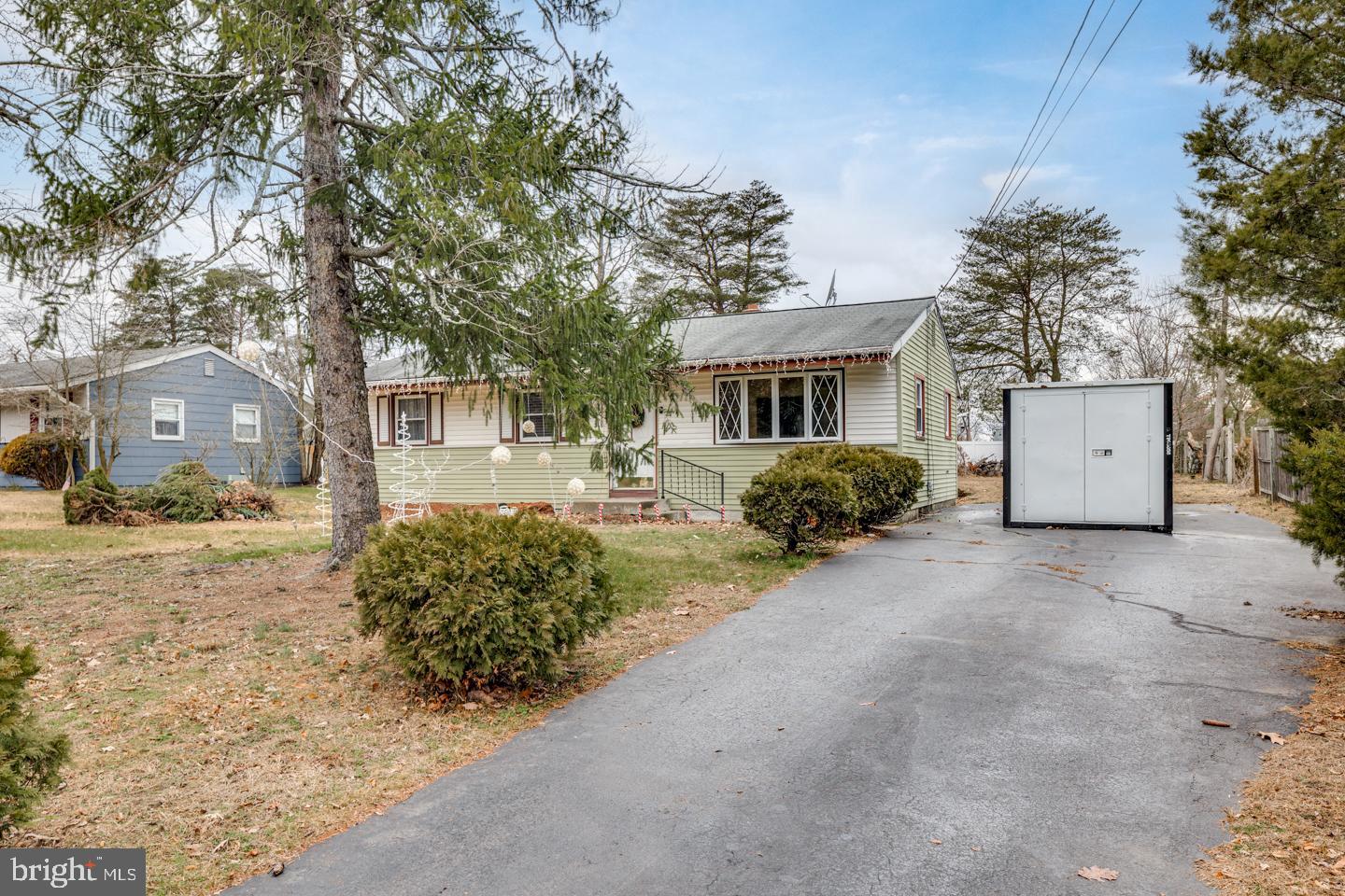 410 Magnolia Road Mount Laurel, NJ 08054 - Photo 3 of 27 Large Driveway 4 plus cars