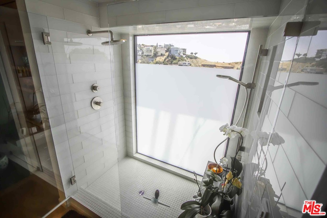 1570 Haslam Terrace Los Angeles, CA 90069 - Photo 11 of 16 Gallery Image 11