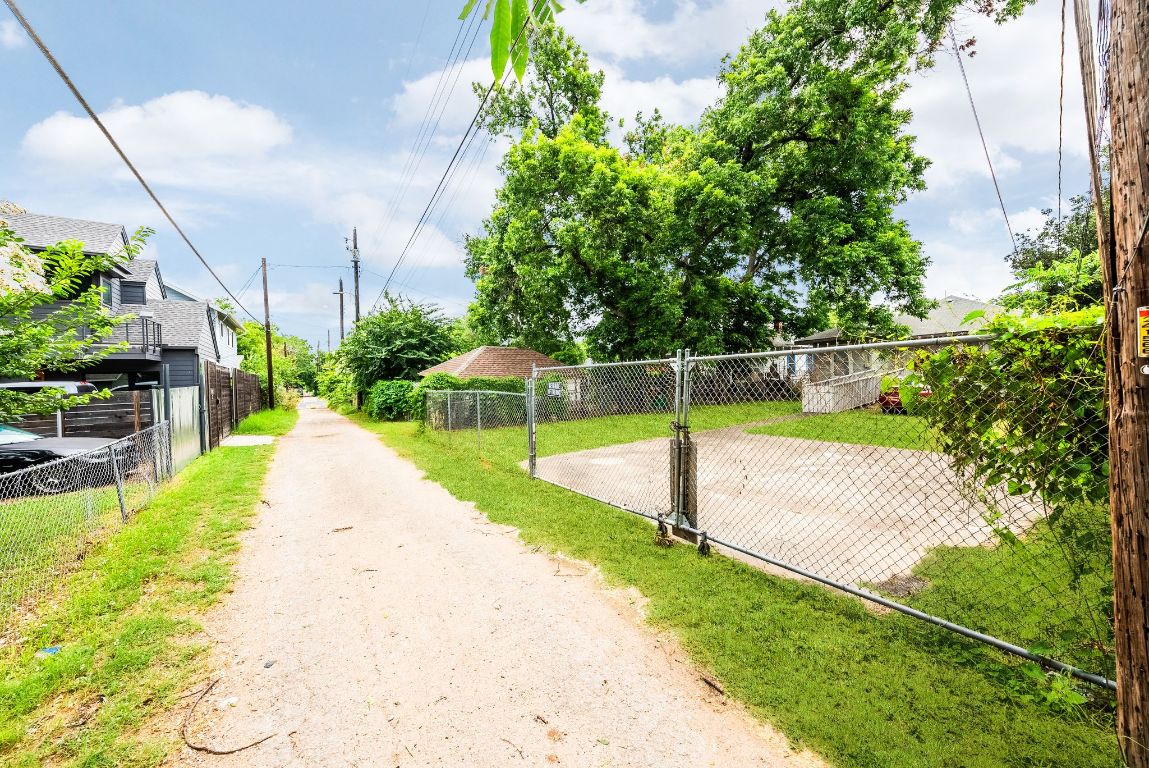 2032 East Cesar Chavez Street Austin, TX 78702 - Photo 23 of 25 View of dirt / gravel road