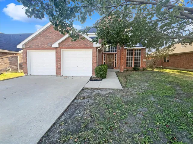 a view of a house with a yard and garage