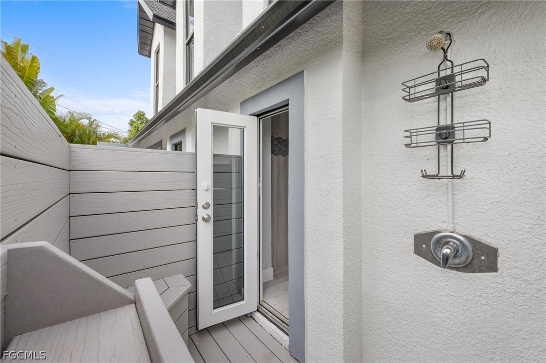 12991 Iona Road Fort Myers, FL 33908 - Photo 32 of 43 a view of a balcony with a hallway