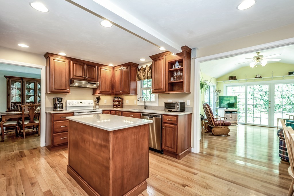 7 Lakeview Circle Sutton, MA 01590 - Photo 9 of 30 Gallery Image 9