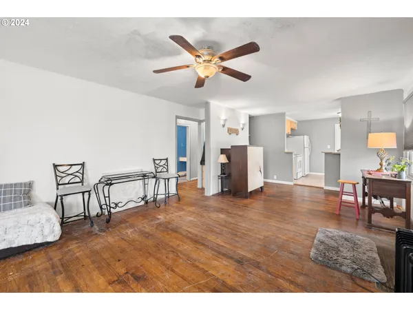 a view of a livingroom with furniture and a ceiling fan