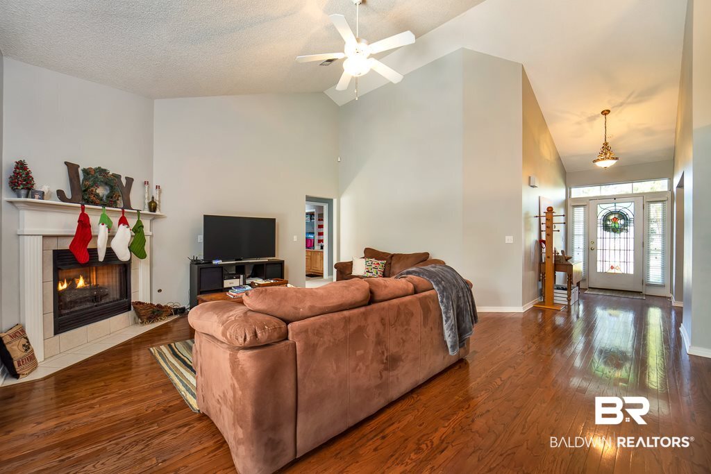 9546 Mosley Road Fairhope, AL 36532 - Photo 5 of 27 Living Room