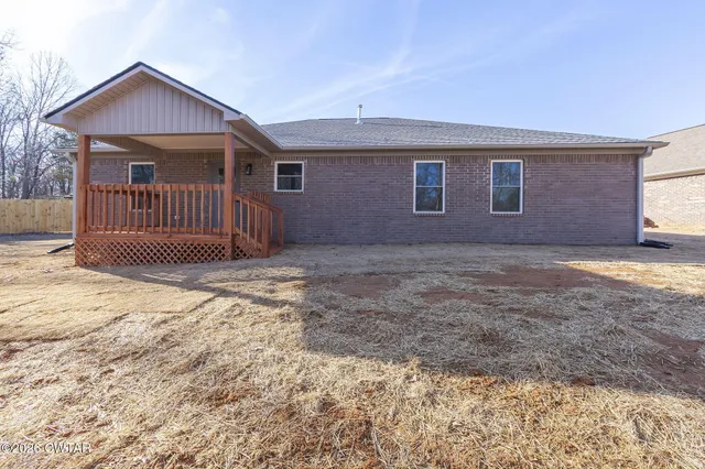 a view of backyard with a garden