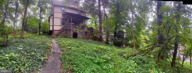 a view of a back yard