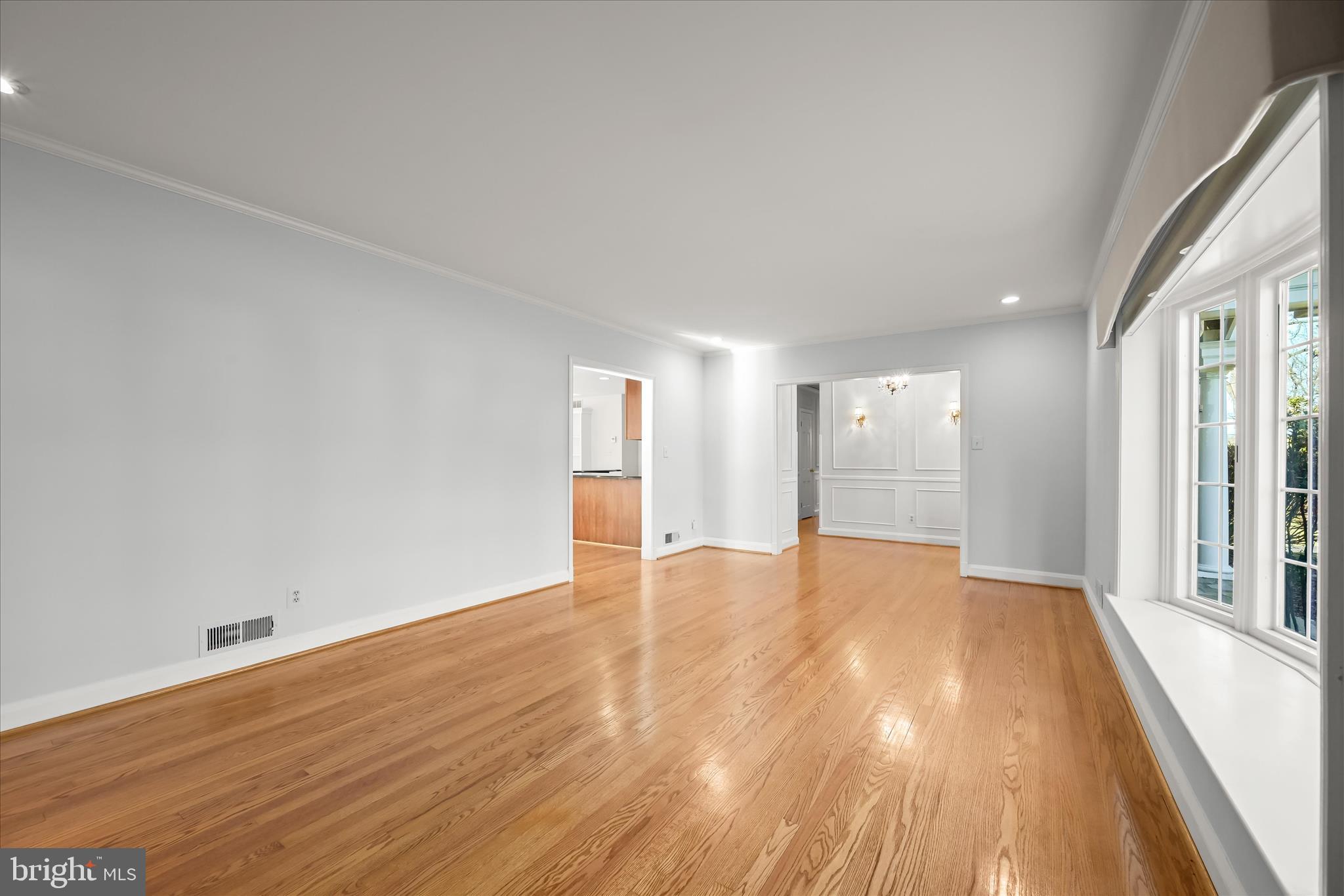 1112 Hampton Garth Baltimore, MD 21286 - Photo 13 of 95 Living Room