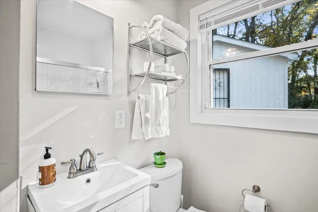 $470,000 | 1583 West Robinhood Drive, Charleston, SC 29407