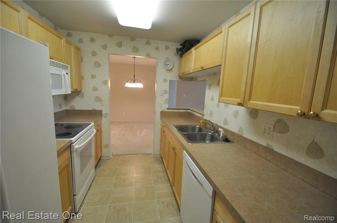 3561 Oakmonte Boulevard, Unit 44 Rochester, MI 48306 - Photo 16 of 30 15.JPG