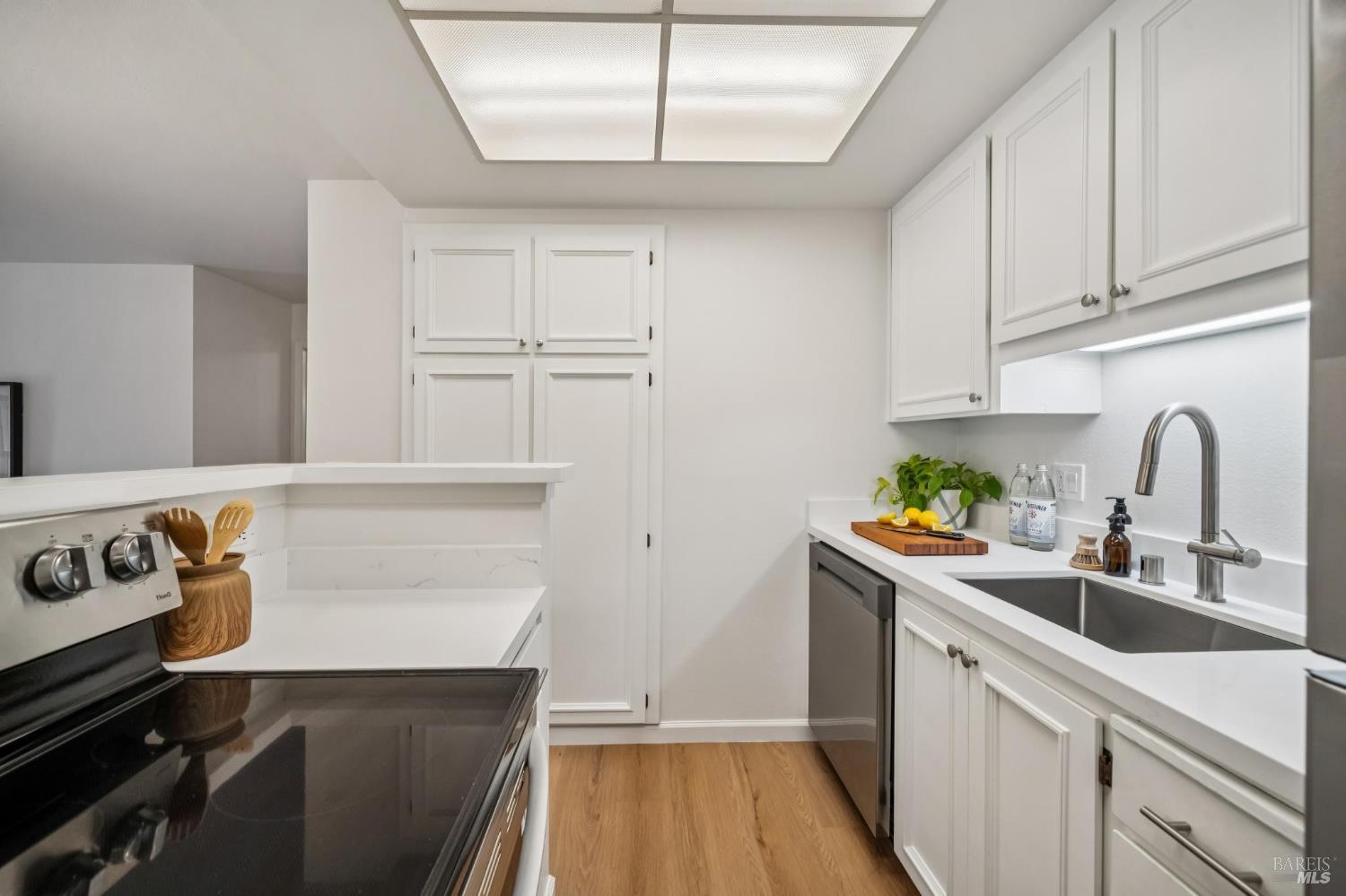 574 Seaver Drive Mill Valley, CA 94941 - Photo 13 of 30 Gallery Image 13